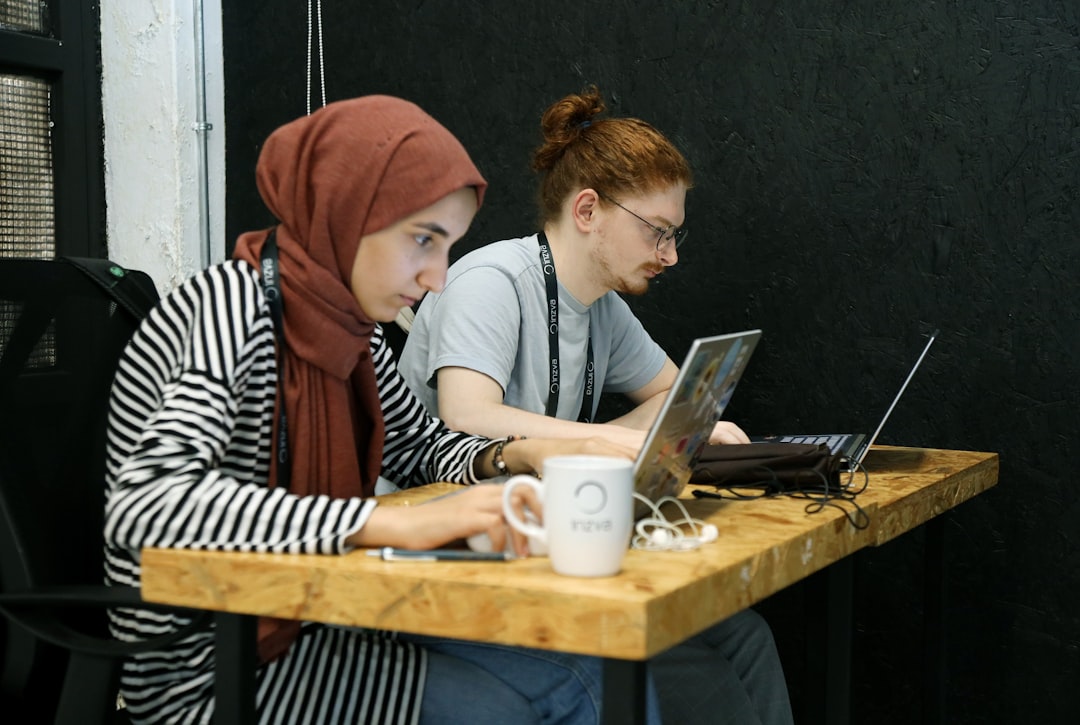 découvrez comment un intranet de collaboration améliore la communication, facilite le travail d'équipe et optimise la productivité au sein de votre entreprise.