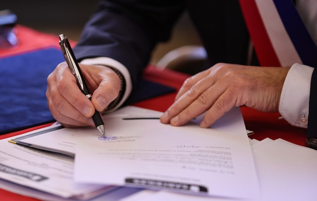 découvrez tout ce qu'il faut savoir sur l'amendement de contrat : définition, procédures, et conseils pour modifier vos accords en toute légalité.