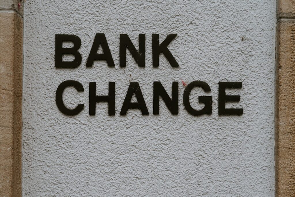 découvrez comment changer de banque facilement et rapidement grâce à nos conseils pour un switching bancaire sans stress.