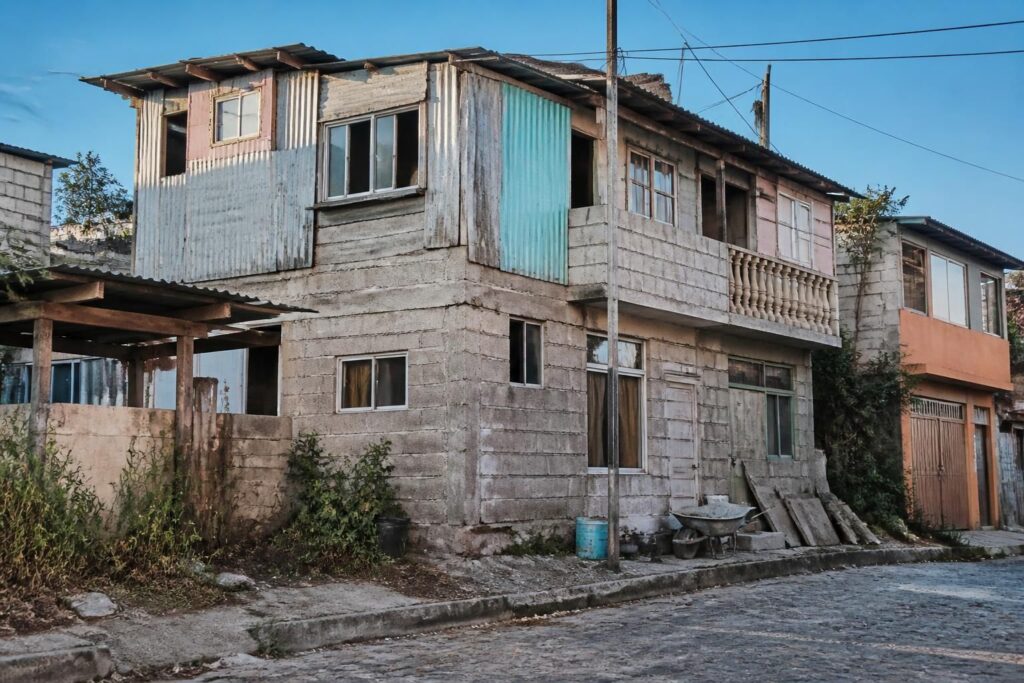 découvrez dans cet article quand le permis de régularisation n’est plus obligatoire en cas de construction irrégulière et quelles sont les démarches à suivre.