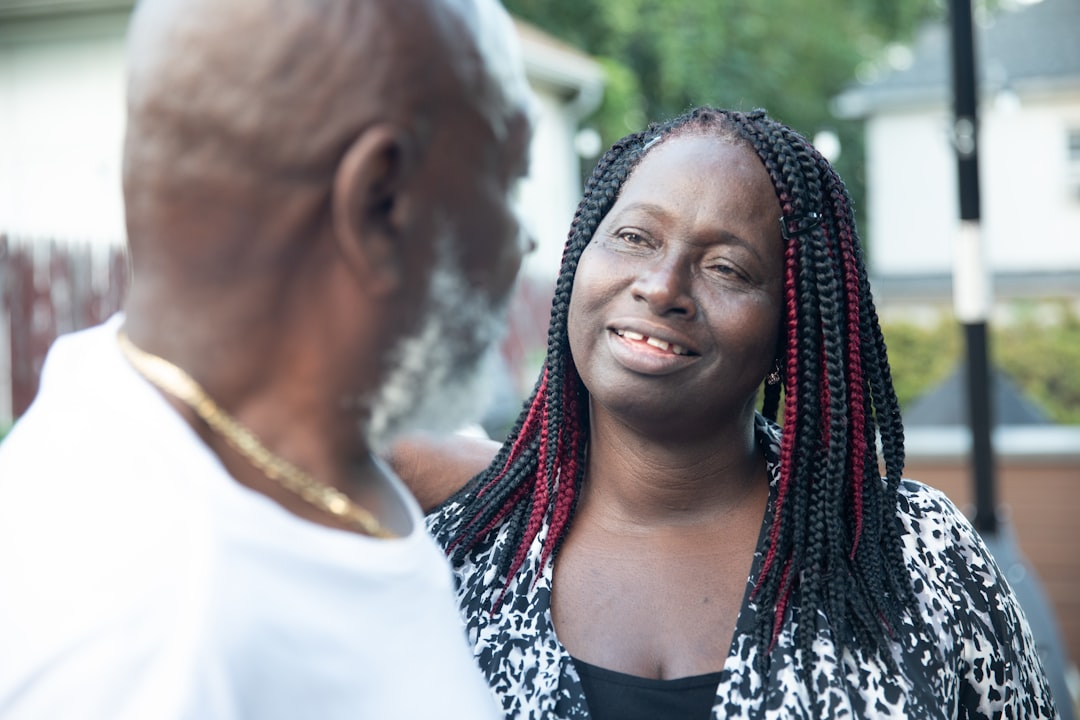découvrez le sourire mystérieux et captivant de grin, une expression pleine de charme et d'émotion.