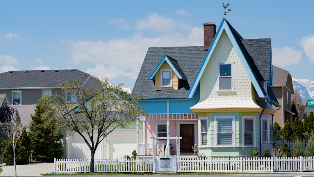 découvrez les avantages de l'assurance habitation pour protéger votre maison, vos biens et assurer votre tranquillité d'esprit au quotidien.