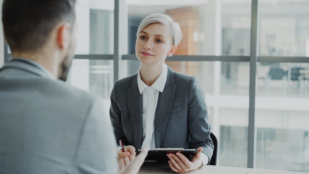 découvrez les meilleures pratiques et outils pour une gestion efficace des ressources humaines, incluant le recrutement, la formation, et le développement des talents.