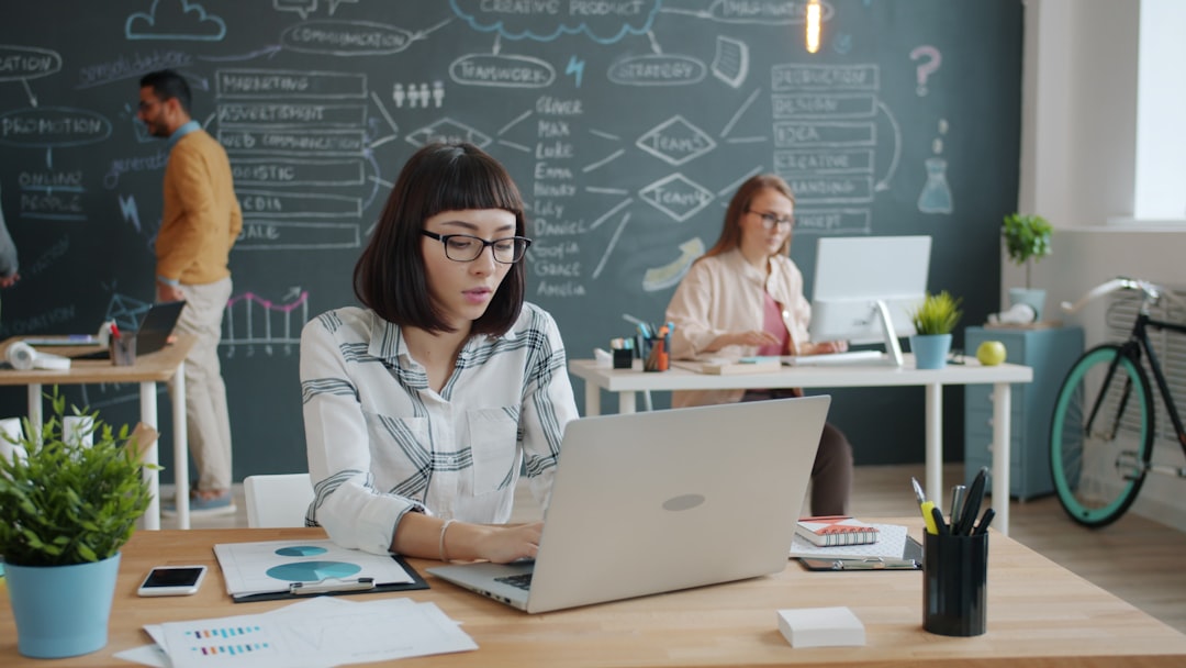 agence web spécialisée dans la création de sites internet, le développement sur mesure et le marketing digital pour booster votre présence en ligne.